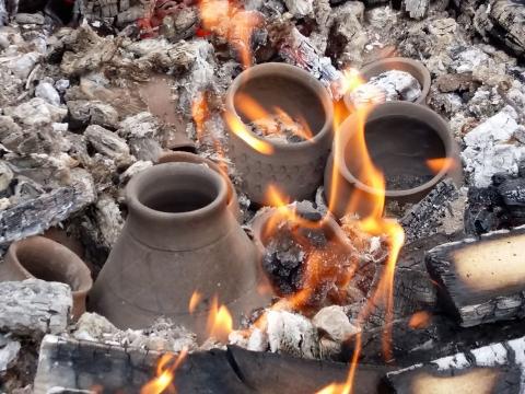 Cottura della ceramica in fossa